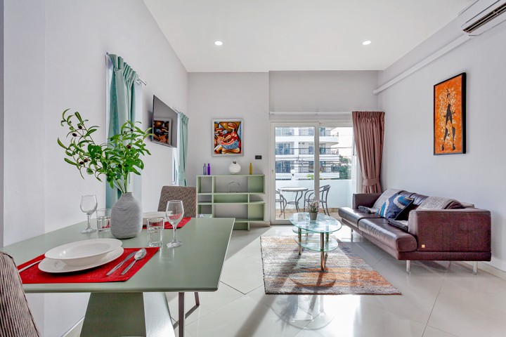 Cosy Apartment with Pool Access in Grosvenor House Serviced Apartments in Pattaya, Thailand, per night
