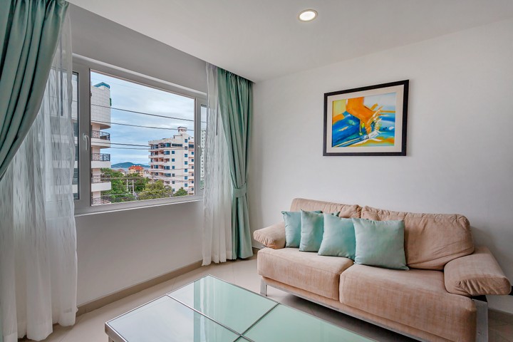 Quality One Bedroom Apartment in Grosvenor House Serviced Apartments in Pattaya, Thailand, per night